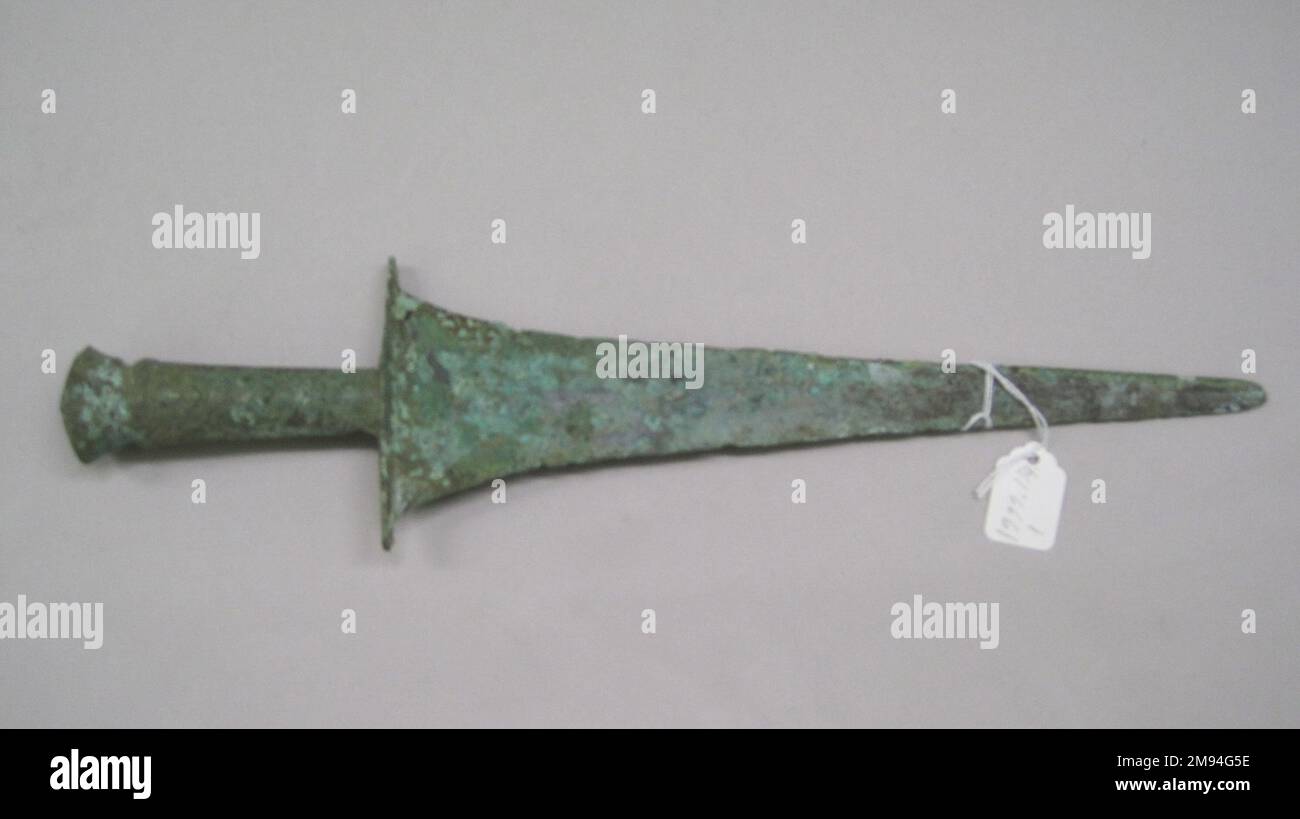 Poignard avec images figurales sur la poignée Dian. Poignard avec images figurales sur la poignée, 481-221 B.C.E. Bronze, 1 x 5 3/16in. (2,5 x 13,1cm). Art asiatique 481-221 B.C.E. Banque D'Images