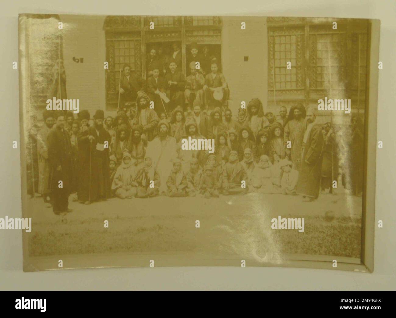 Acteurs dans un jeu de passion, une des 274 photos anciennes , fin 19th-début 20th siècle. Papier d'impression en gélatine argentée, 5 1/16 x 7 1/8 cm (12,8 x 18,1 cm). Arts du monde islamique fin 19th-début 20th siècle Banque D'Images