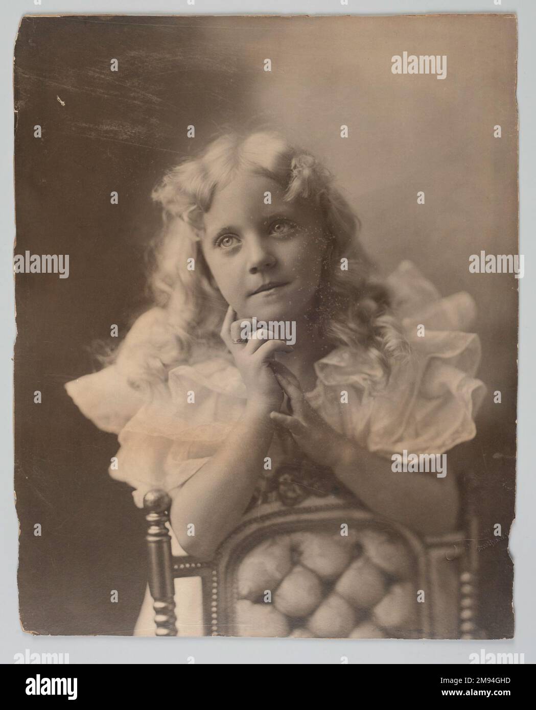 Portrait d'un studio de Thompson de fille. Photographie argentée d'albumine montée à bord, 19 3/4 × 16 po. (50,2 × 40,6 cm). Photographie Banque D'Images