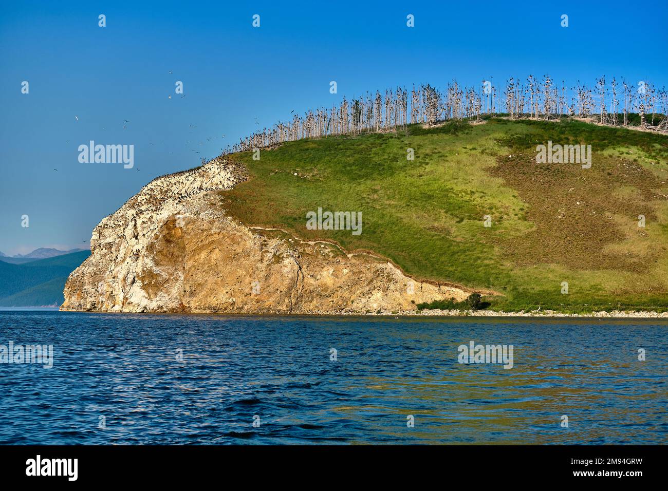 Baie Barguzinsky du lac Baikal dans la République de Buryat en journée avec un soleil clair Banque D'Images