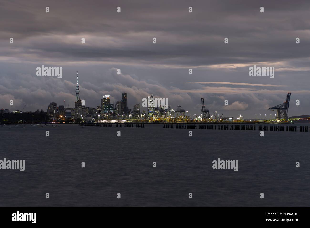 Quartier des affaires d'Auckland, Nouvelle-Zélande à Dusk avec de belles lignes de ciel de la ville Banque D'Images