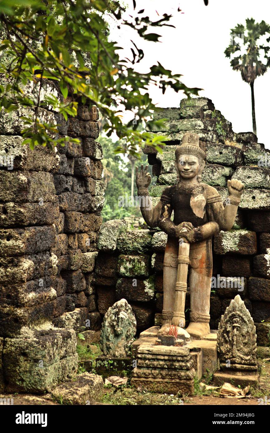 Une sculpture de gardien à Banteay Prei (Prey) Nokor, un temple rarement visité du 11th siècle affilié au bouddhisme, qui est connu comme Wat Nokor parmi les communautés locales et est situé à Kampong Cham (Kompong Cham), Cambodge. Banque D'Images