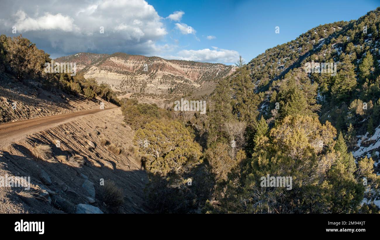 La vue sur Deep Creek, près de Dotsero, Colorado, jusqu'au bord du volcan Dotsero. Banque D'Images