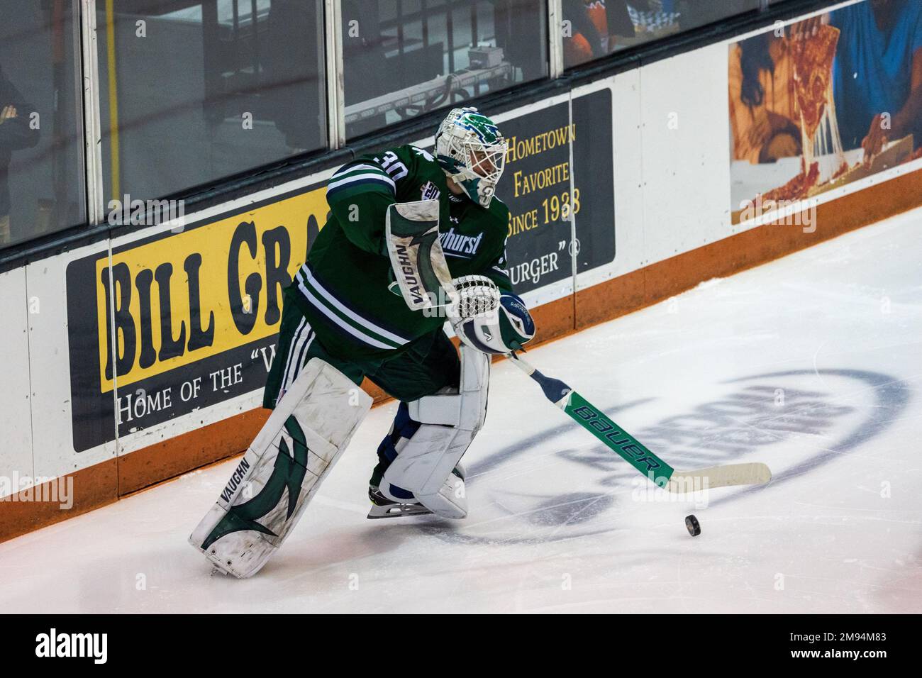 13 janvier 2023: Mercyhurst Lakers Goaltender Tyler Harmon (30) joue le palet dans la première période contre les Tigres RIT. Le Rochester Institute of Technology Tigers a accueilli les Mercyhurst University Lakers dans un jeu de conférence de la NCAA Division 1 Atlantique au Gene Polisseni Center de Rochester, New York. (Jonathan Tenca/CSM) Banque D'Images