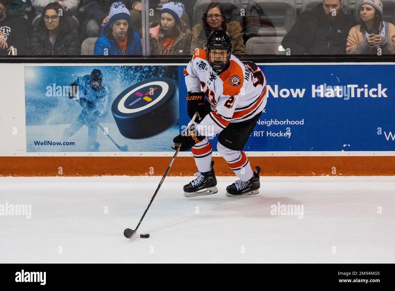 13 janvier 2023: Le défenseur des Tigres du RIT Aiden Hansen Bukata (23) skate avec le palet dans la première période contre les Lakers de Mercyhurst. Le Rochester Institute of Technology Tigers a accueilli les Mercyhurst University Lakers dans un jeu de conférence de la NCAA Division 1 Atlantique au Gene Polisseni Center de Rochester, New York. (Jonathan Tenca/CSM) Banque D'Images