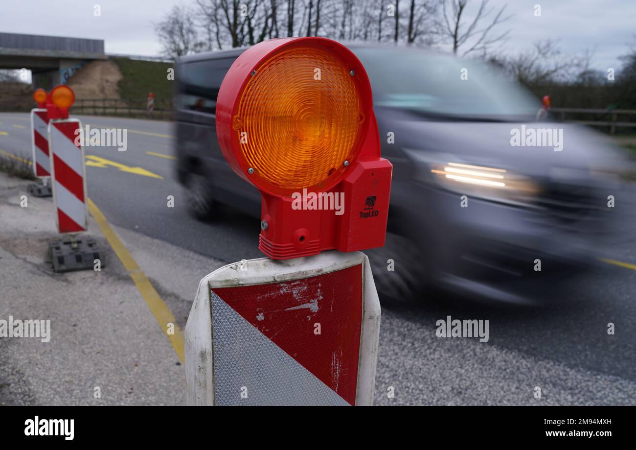 Warnau, Allemagne. 16th janvier 2023. Une barrière est visible sur un chantier de construction de la route fédérale de B404. Le ministre des Transports Madsen et le Bureau d'État pour la construction et les transports routiers fournissent des renseignements sur l'état de la réfection des routes. Credit: Marcus Brandt/dpa/Alay Live News Banque D'Images
