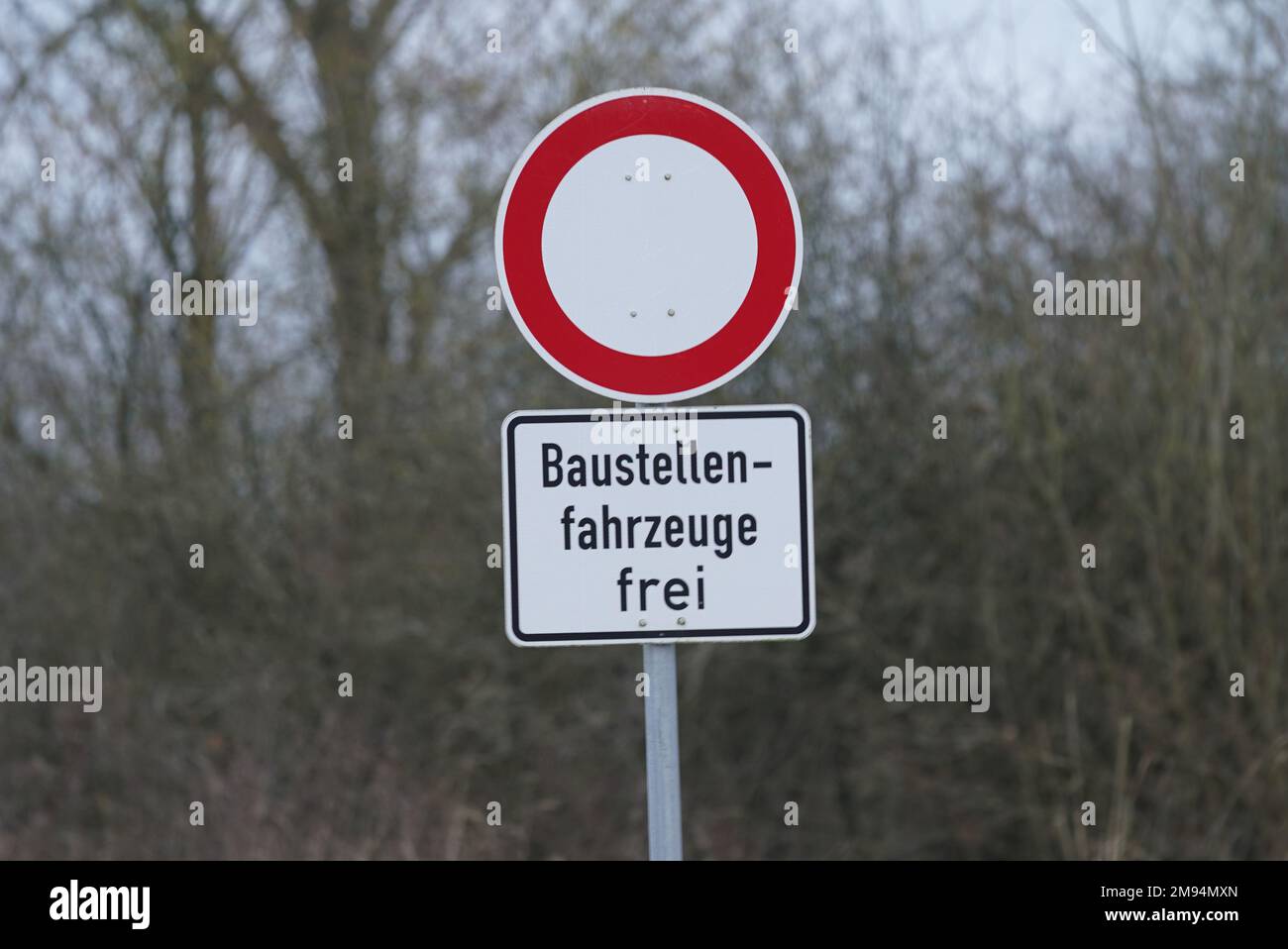 Warnau, Allemagne. 16th janvier 2023. « Véhicules de chantier libres » est inscrit sur un panneau routier d'un chantier de construction sur la route fédérale B404. Le ministre des Transports Madsen et le Bureau d'État pour la construction et les transports routiers fournissent des renseignements sur l'état de la réfection des routes. Credit: Marcus Brandt/dpa/Alay Live News Banque D'Images
