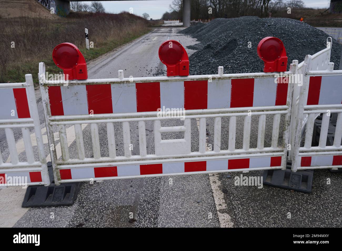 Warnau, Allemagne. 16th janvier 2023. Une barrière est visible sur un chantier de construction de la route fédérale de B404. Le ministre des Transports Madsen et le Bureau d'État pour la construction et les transports routiers fournissent des renseignements sur l'état de la réfection des routes. Credit: Marcus Brandt/dpa/Alay Live News Banque D'Images