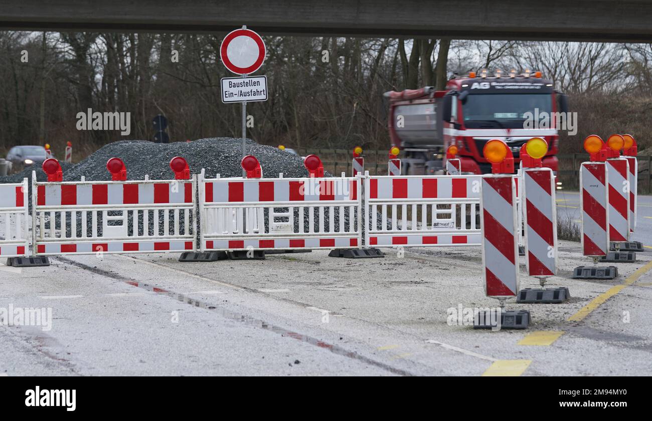Warnau, Allemagne. 16th janvier 2023. Une barrière est visible sur un chantier de construction de la route fédérale de B404. Le ministre des Transports Madsen et le Bureau d'État pour la construction et les transports routiers fournissent des renseignements sur l'état de la réfection des routes. Credit: Marcus Brandt/dpa/Alay Live News Banque D'Images