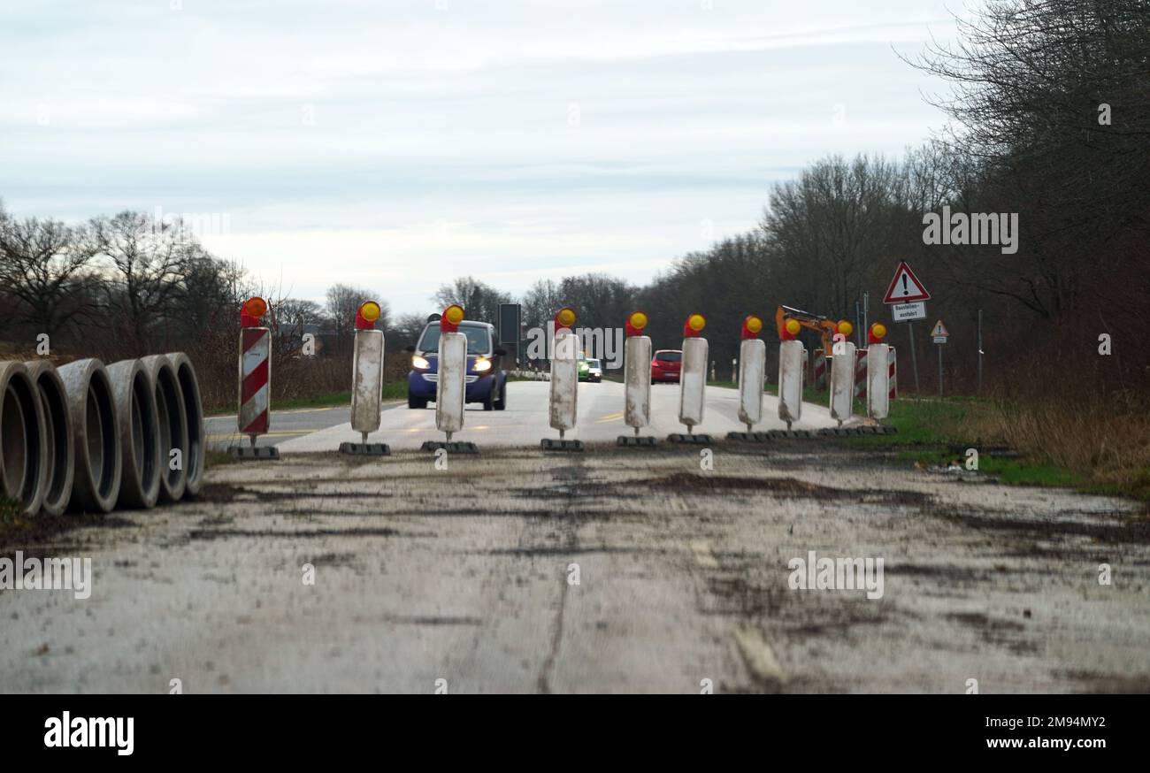 Warnau, Allemagne. 16th janvier 2023. Une barrière est visible sur un chantier de construction de la route fédérale de B404. Le ministre des Transports Madsen et le Bureau d'État pour la construction et les transports routiers fournissent des renseignements sur l'état de la réfection des routes. Credit: Marcus Brandt/dpa/Alay Live News Banque D'Images