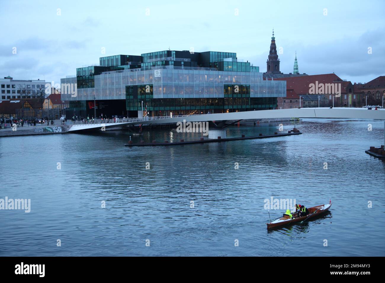 Kopenhagen, Danemark. 16th janvier 2023. Une barque passe le pont de Lille Langebro et Blox, un bâtiment de Copenhague qui abrite également le Centre d'architecture danois. La capitale danoise et le prince héritier Frederik prévoient de se joindre à l'année de l'architecture mardi (17 janvier 2023) lors d'une réunion à l'hôtel de ville, au cours de laquelle Copenhague sera autorisée à s'appeler la capitale mondiale de l'architecture. Credit: Steffen Trumpf/dpa/Alay Live News Banque D'Images