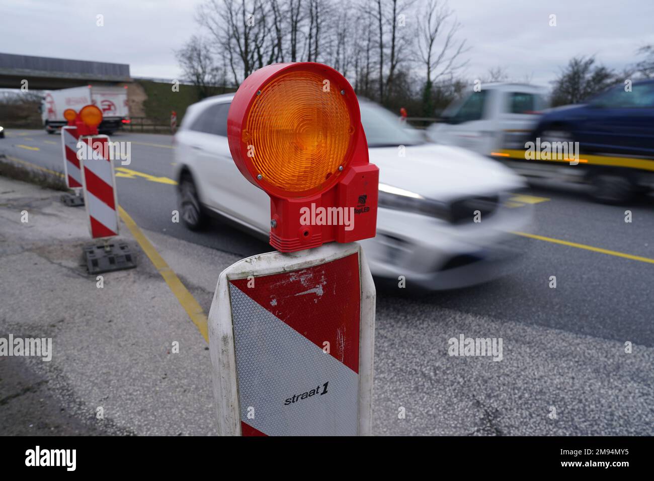 Warnau, Allemagne. 16th janvier 2023. Une barrière est visible sur un chantier de construction de la route fédérale de B404. Le ministre des Transports Madsen et le Bureau d'État pour la construction et les transports routiers fournissent des renseignements sur l'état de la réfection des routes. Credit: Marcus Brandt/dpa/Alay Live News Banque D'Images