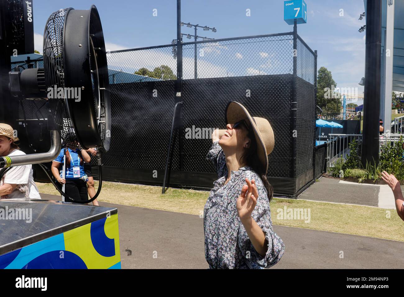 Melbourne, Australie. 17th janvier 2023. Marina de Melbourne se rafraîchit avec un jet. En raison des températures extrêmes, les matchs à l'Open d'Australie ont été suspendus sur les terrains extérieurs. Credit: Frank Molter/dpa/Alay Live News Banque D'Images