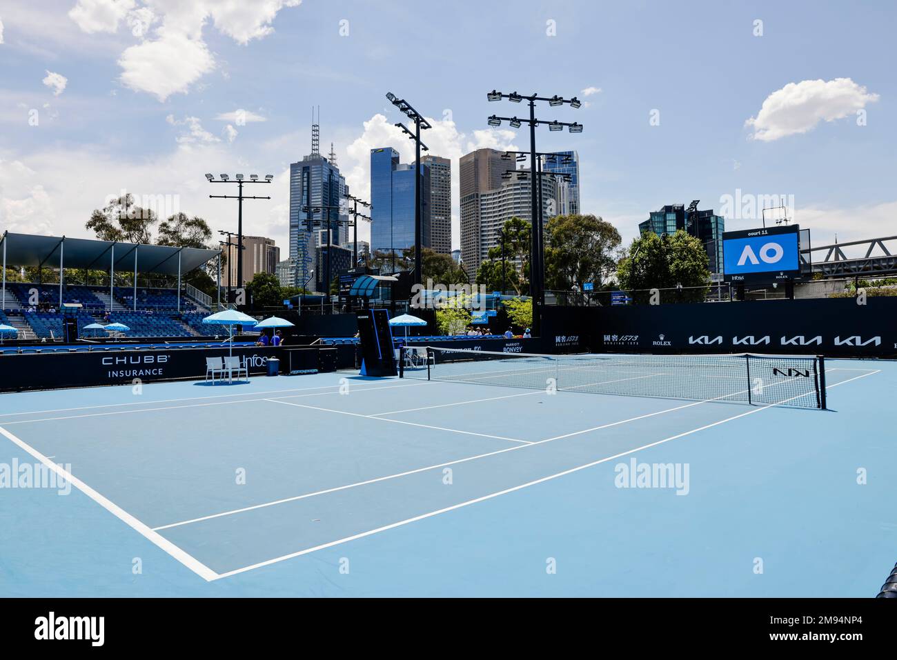Melbourne, Australie. 17th janvier 2023. Le soleil brille sur un court de tennis vide. En raison des températures extrêmes, les matchs à l'Open d'Australie ont été suspendus sur les terrains extérieurs. Credit: Frank Molter/dpa/Alay Live News Banque D'Images