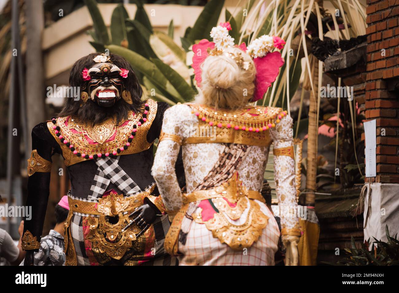 Rituel traditionnel de célébration à Bali, Indonésie. La cérémonie traditionnelle balinaise dans les rues d'Ubud a eu lieu par la semaine galungan. costume Banque D'Images