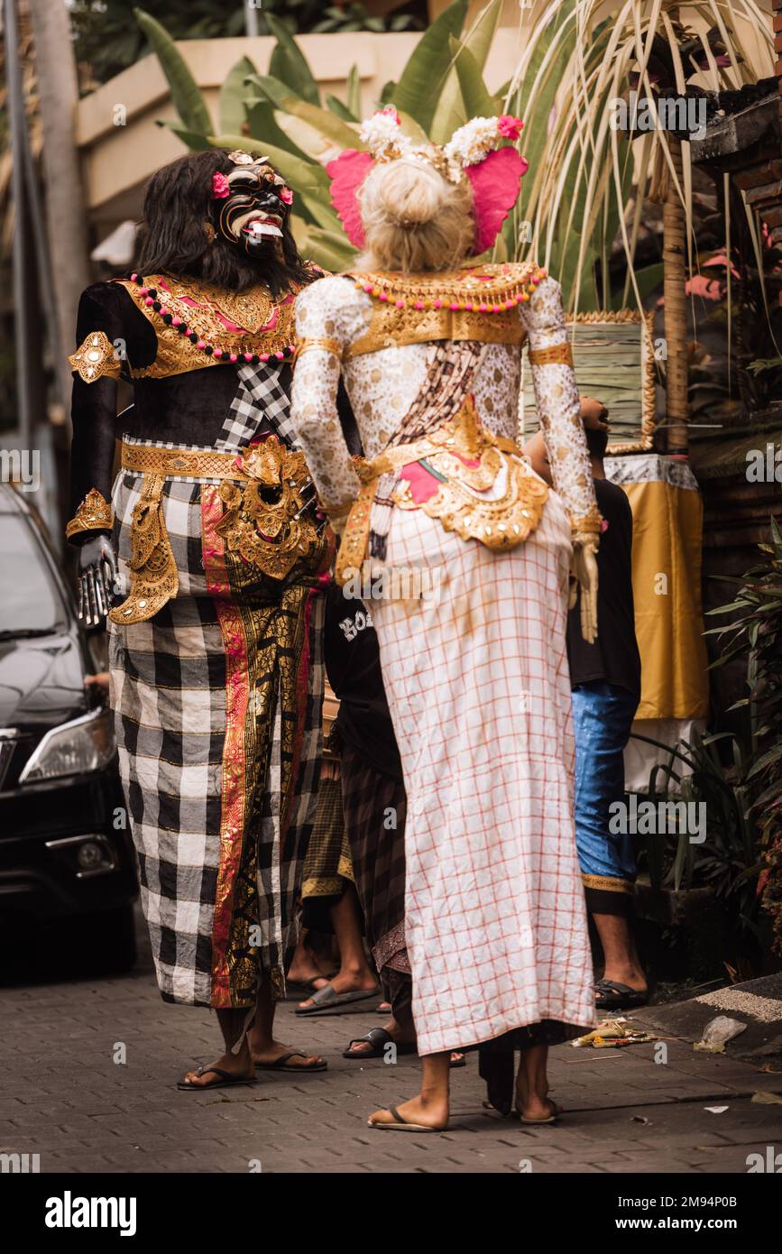 Rituel traditionnel de célébration à Bali, Indonésie. La cérémonie traditionnelle balinaise dans les rues d'Ubud a eu lieu par la semaine galungan. costume Banque D'Images