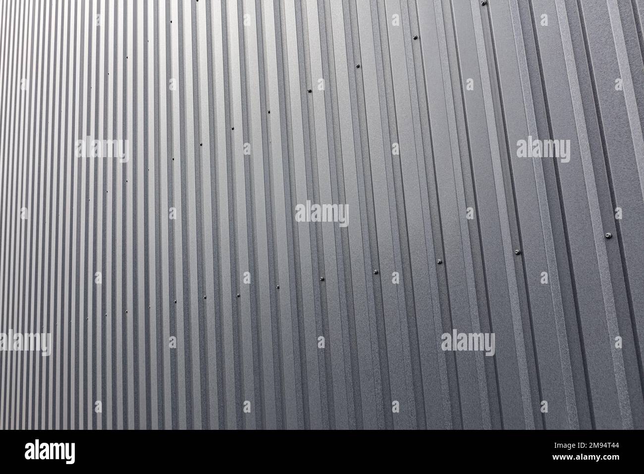 fond gris en tôle ondulée. mur de bâtiment industriel. Banque D'Images