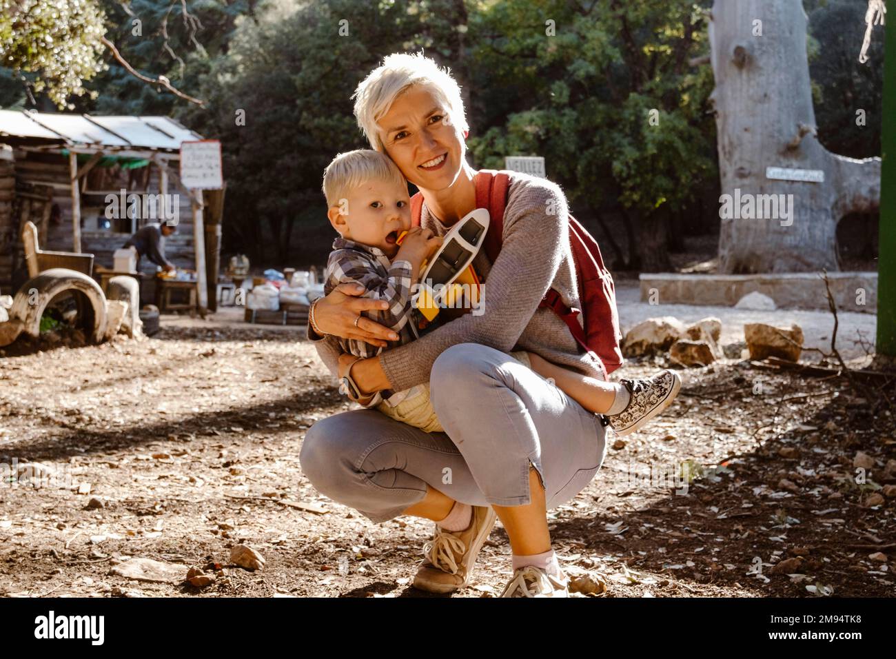 Mère embrassant son fils de deux ans, elle a un avion dans la forêt de Cèdre Gouraud à Azrou, Maroc, Afrique du Nord Banque D'Images