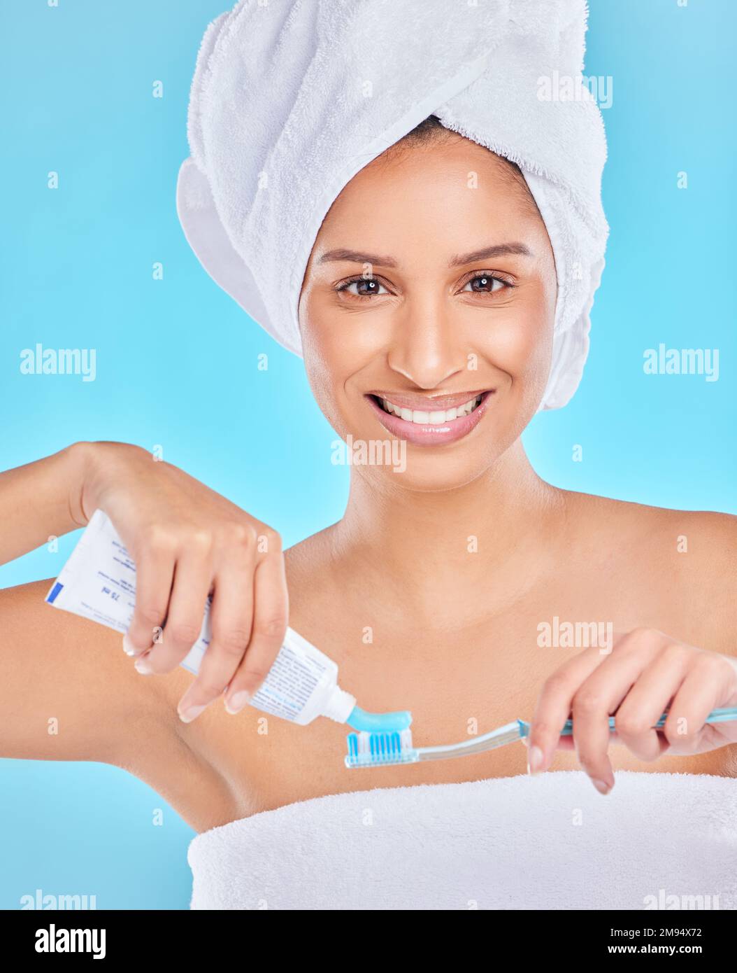 Ma routine d'hygiène du matin. Portrait studio d'une jeune femme attirante se brossant les dents sur un fond bleu. Banque D'Images