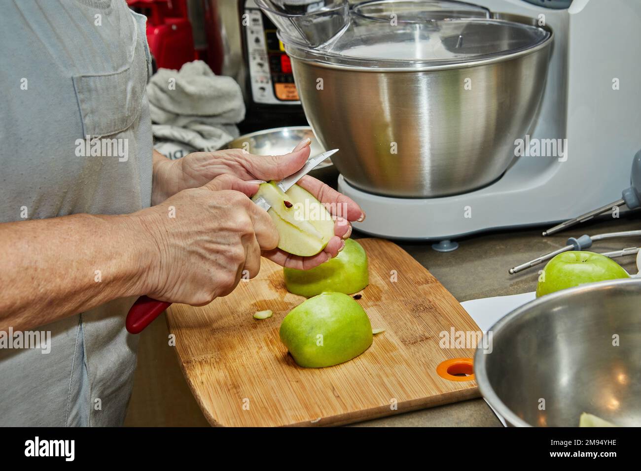 Le chef coupe des pommes pour faire une tarte aux pommes. Recette étape par étape Banque D'Images