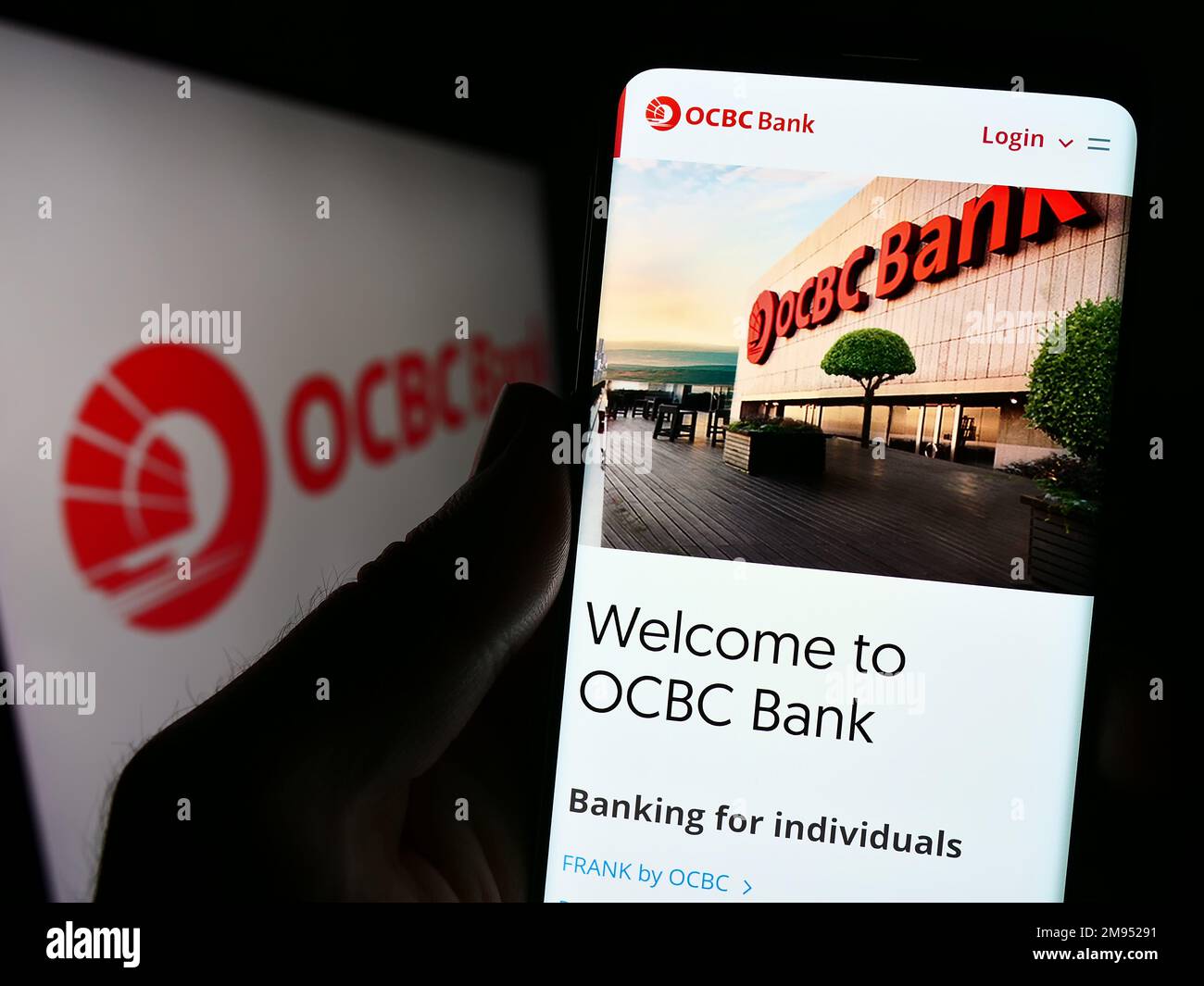 Personne tenant un téléphone portable avec le site Internet de la Société bancaire Oversea-chinoise (Banque OCBC) à l'écran avec le logo. Concentrez-vous sur le centre de l'écran du téléphone. Banque D'Images