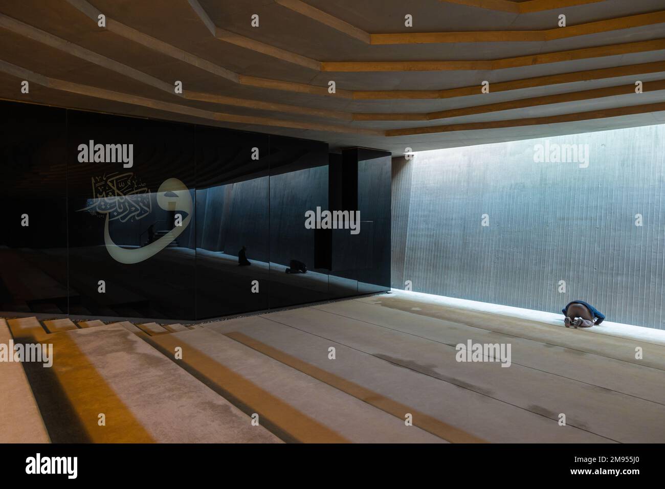 Photo de fond islamique. Prier l'homme musulman et la calligraphie islamique sur le mur. Photo de concept de Ramadan. Mosquée Sancaklar. Istanbul Turkiye - 11.12.20 Banque D'Images