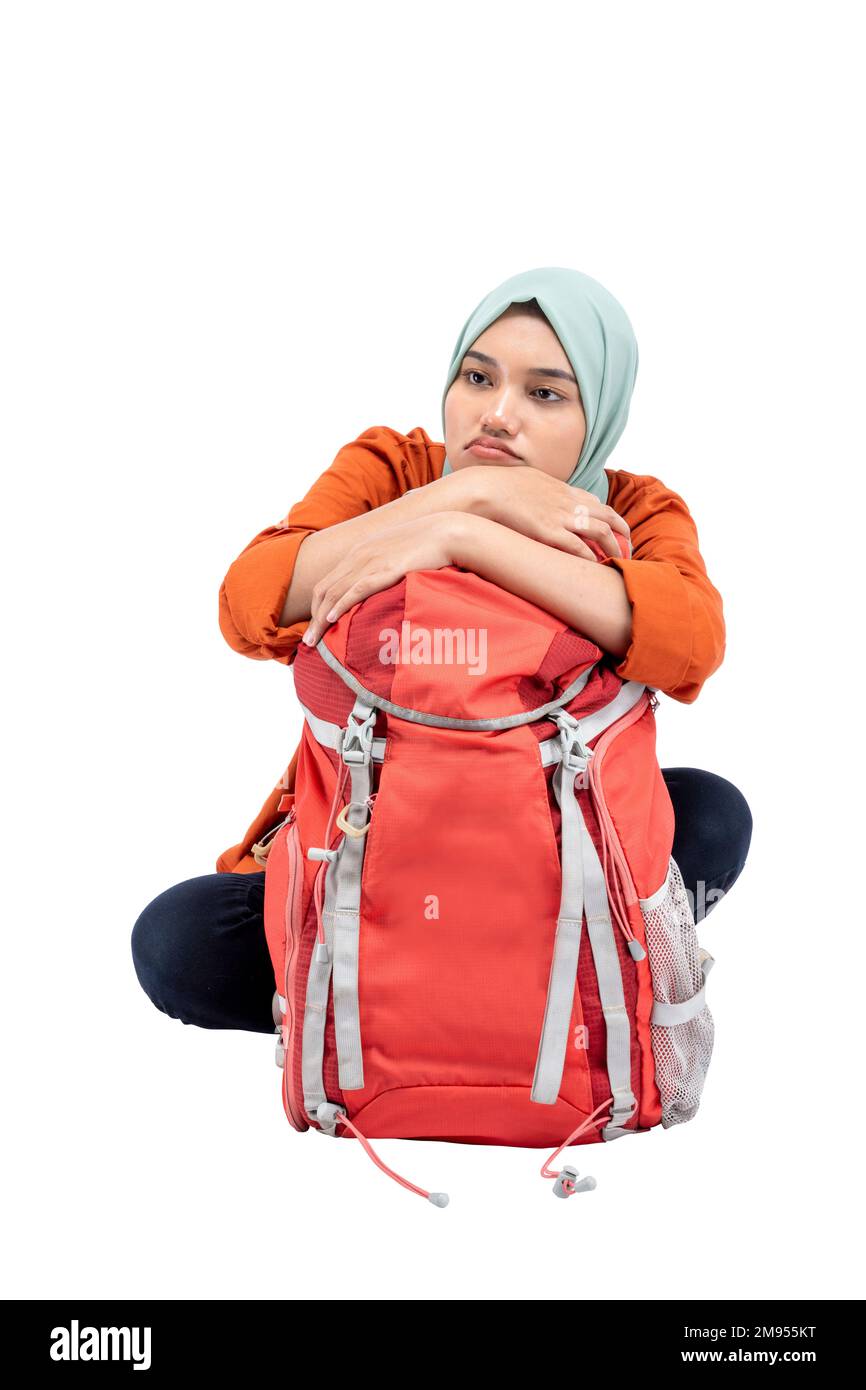 Femme musulmane asiatique dans un foulard assis avec un sac à dos isolé sur  fond blanc Photo Stock - Alamy