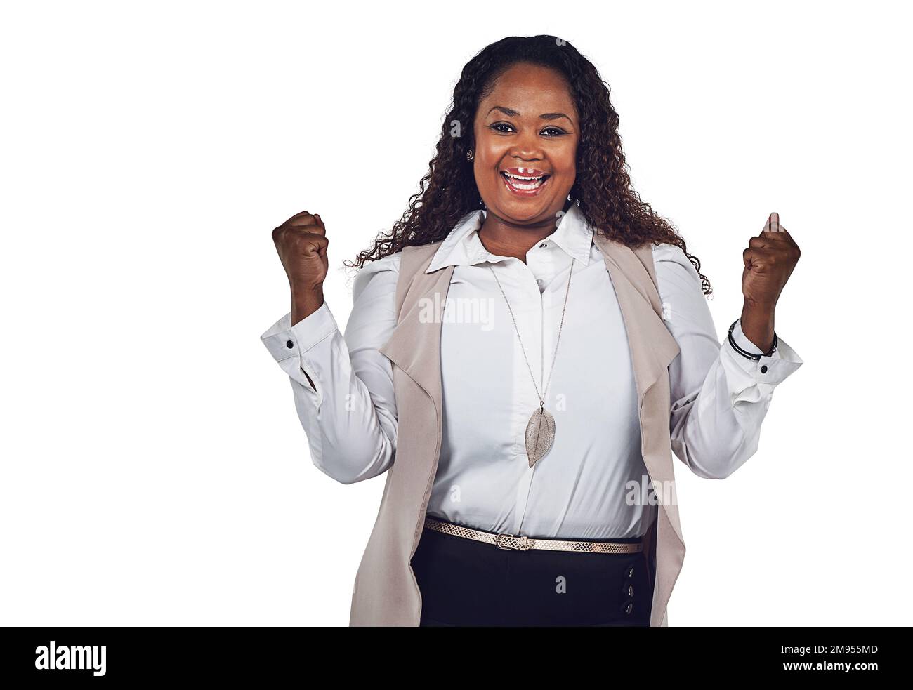 Portrait, femme noire en studio pour le succès, gagnant et but de démarrage sur fond blanc. Visage, heureux et propriétaire de petite entreprise excité pour la victoire Banque D'Images