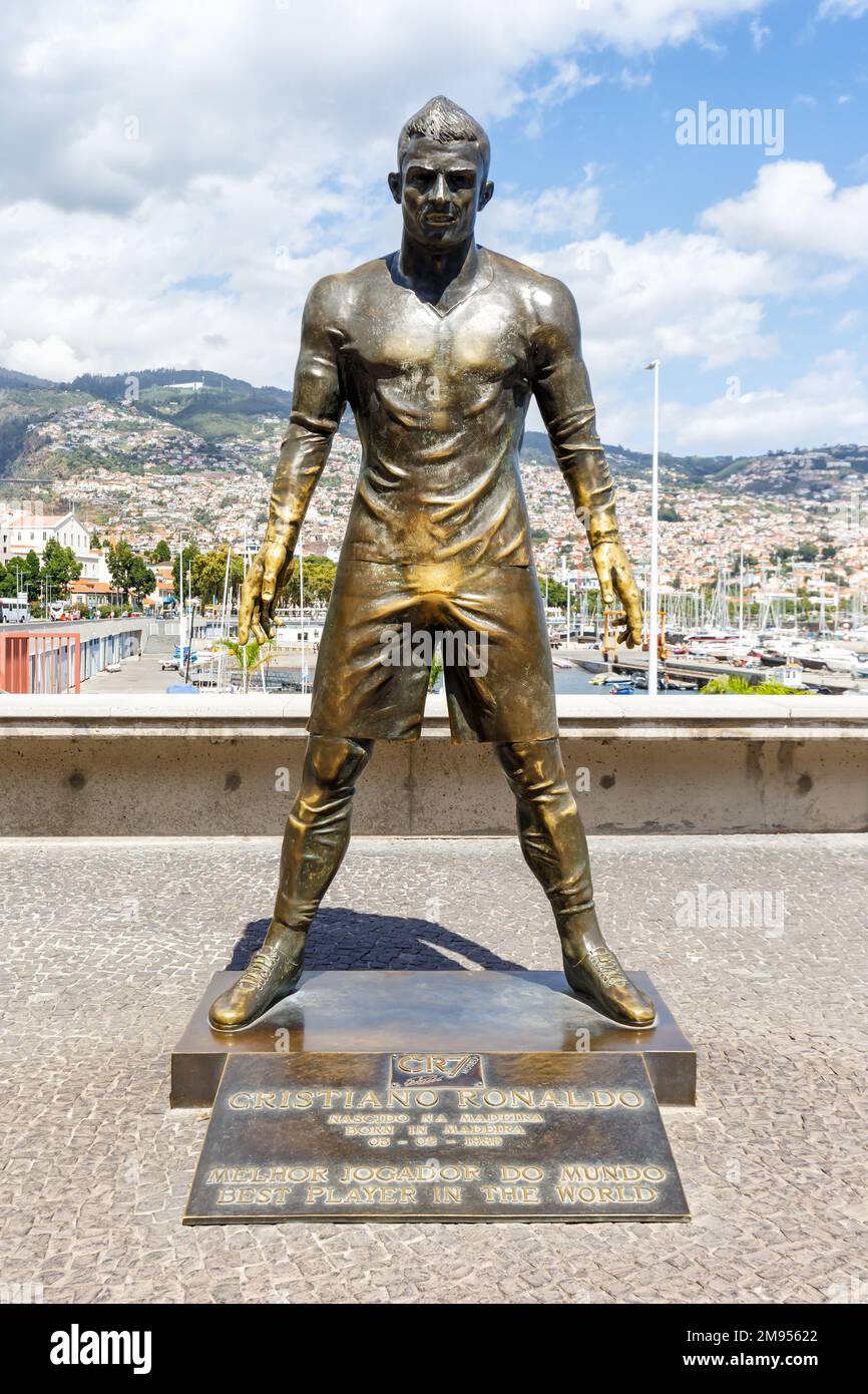 Statue de Cristiano Ronaldo en format portrait de Funchal Voyage sur l