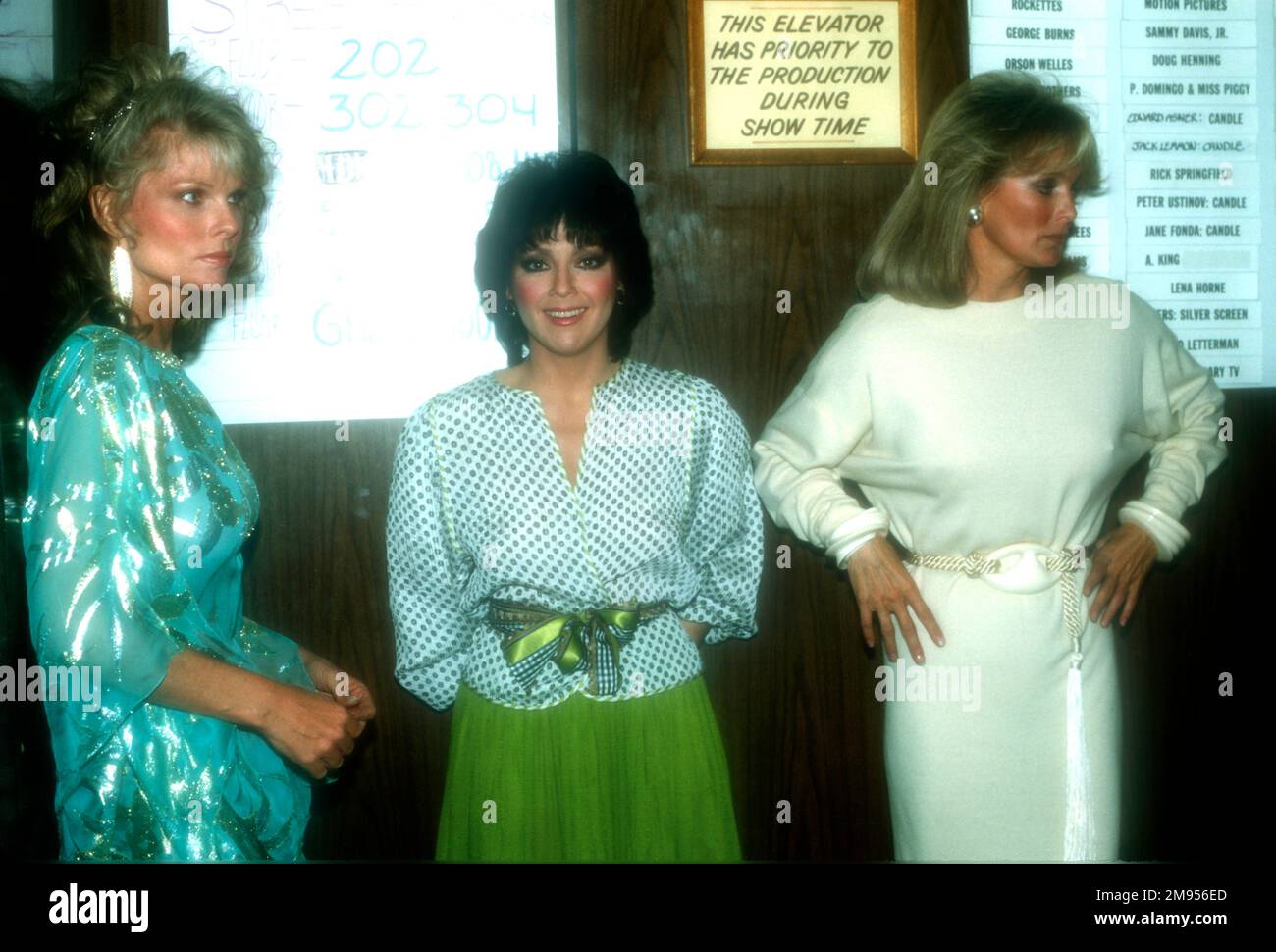 New York, New York, États-Unis 19th février 1982 l'actrice Cathy Lee Crosby, l'actrice Joyce DeWitt et l'actrice Linda Evans ont fait les coulisses de Night of 100 Stars au radio City Music Hall on 19 février 1982 à New York, New York, États-Unis. Photo par Barry King/Alay stock photo Banque D'Images