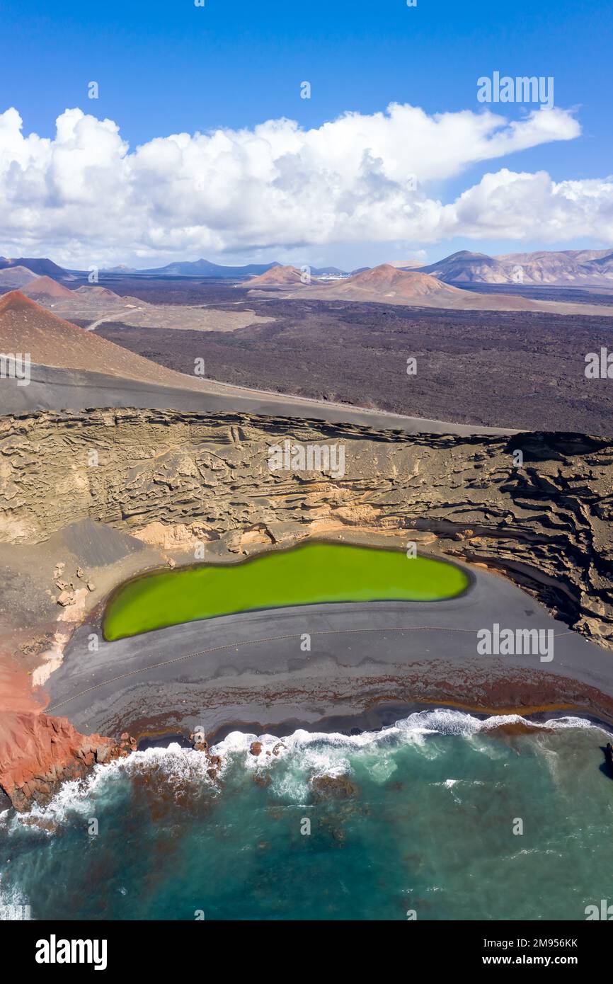 Lac vert vue aérienne Charco de Los Clicos Verde près d'El Golfo sur l'île de Lanzarote format portrait Voyage sur les îles Canaries en Espagne Banque D'Images