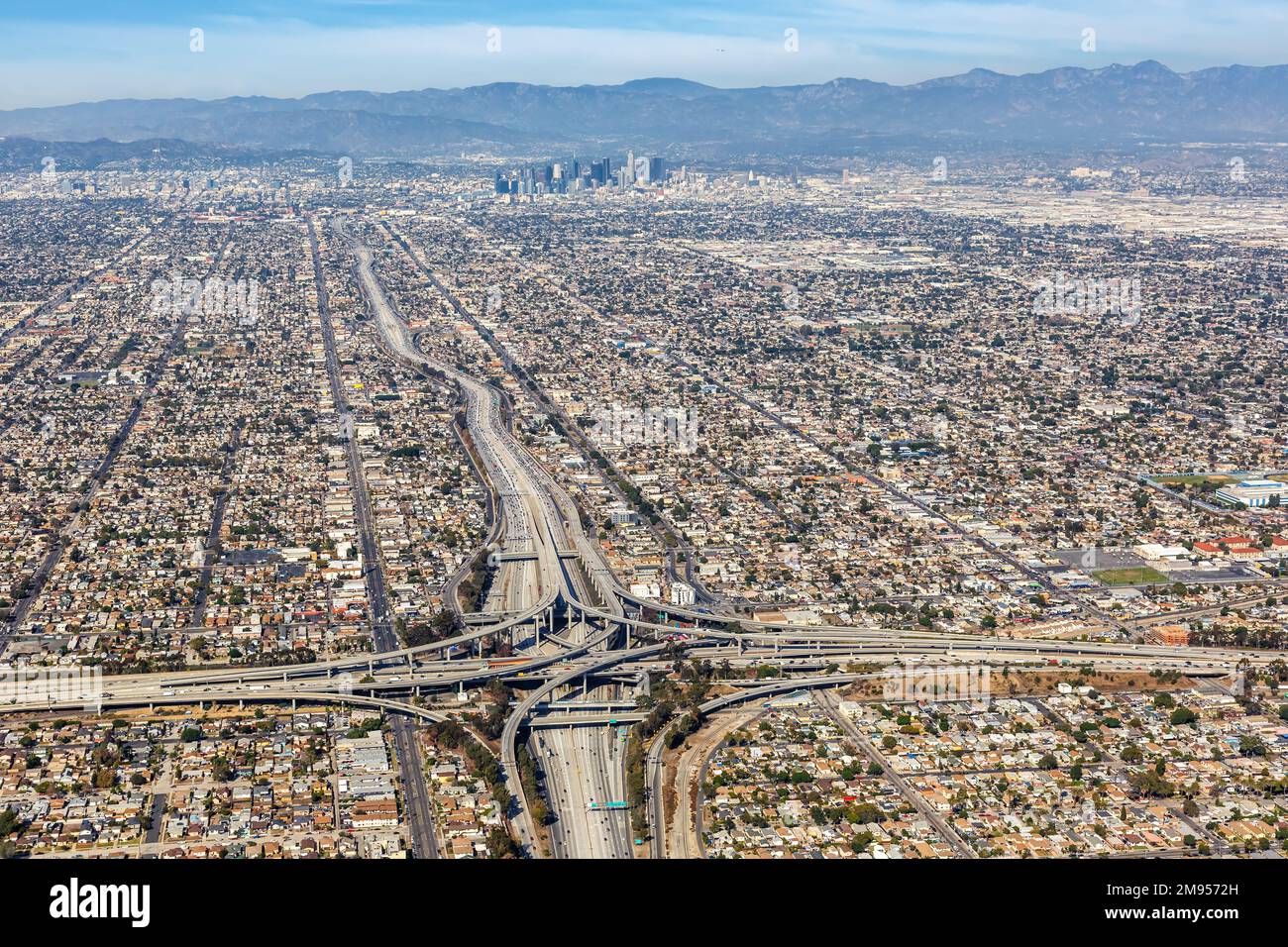 Vue aérienne de l'échangeur d'autoroute Port et trafic de Century Freeway avec le centre-ville de Los Angeles, USA Banque D'Images