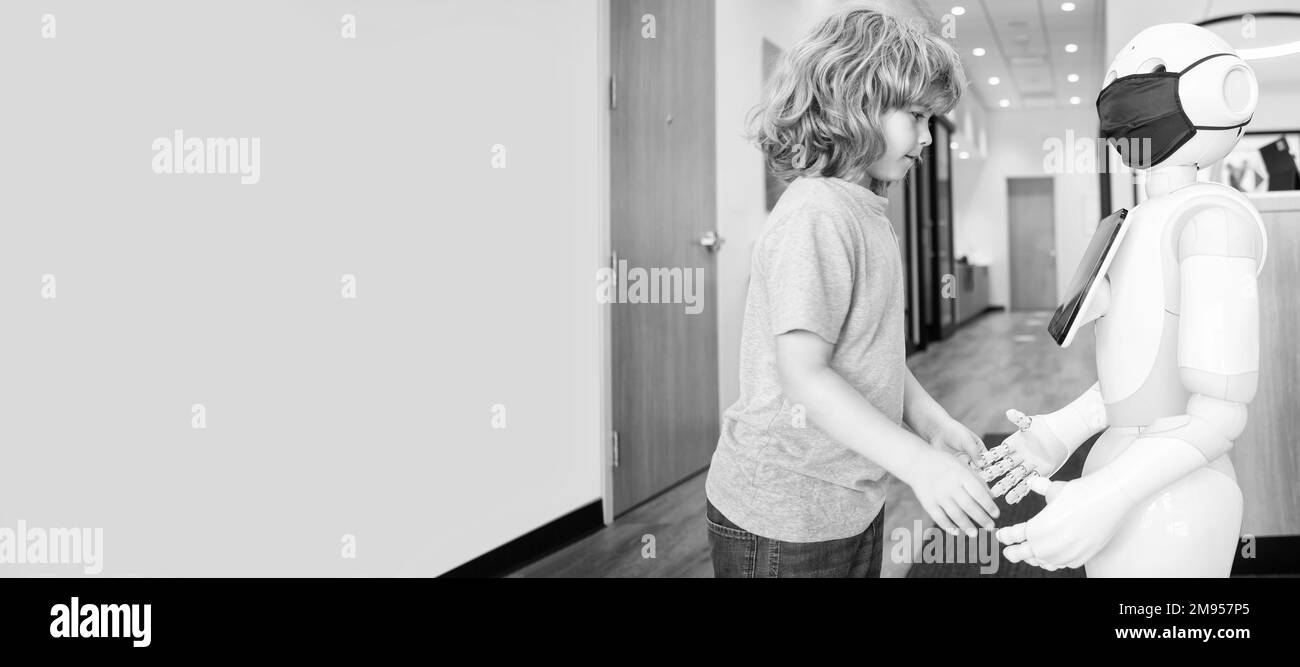 un enfant occupé interagit avec l'intelligence artificielle du robot, la communication. Affiche horizontale. En-tête de bannière Web, espace de copie Banque D'Images