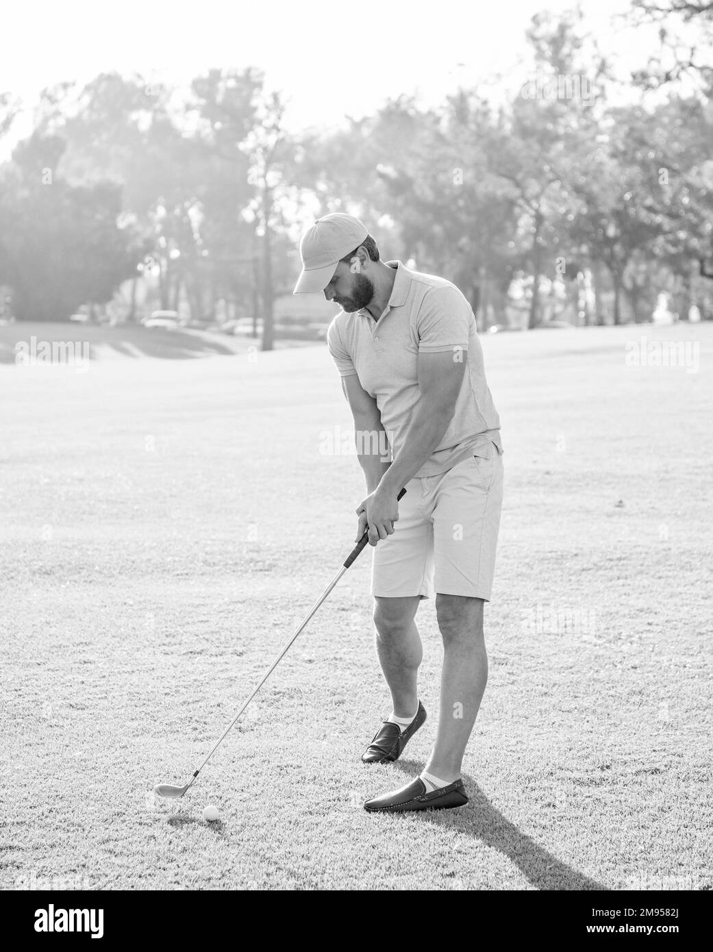 jouer au golfeur en casquette avec un club de golf, loisirs Banque D'Images