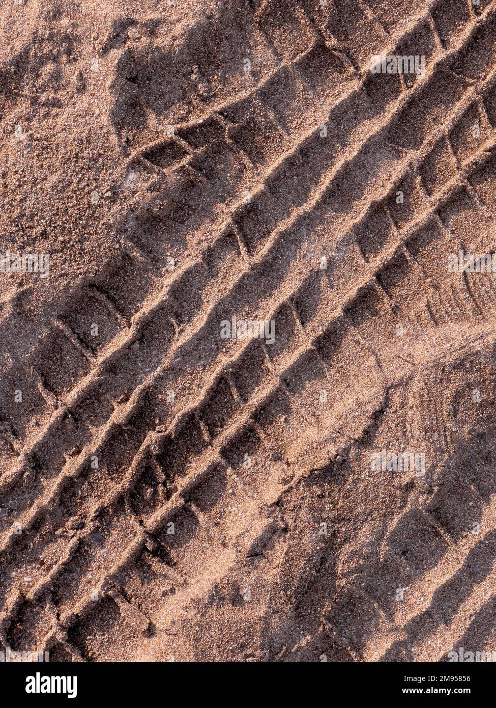 Piste de roue d'un 4x4 passant devant la plage au coucher du soleil Banque D'Images
