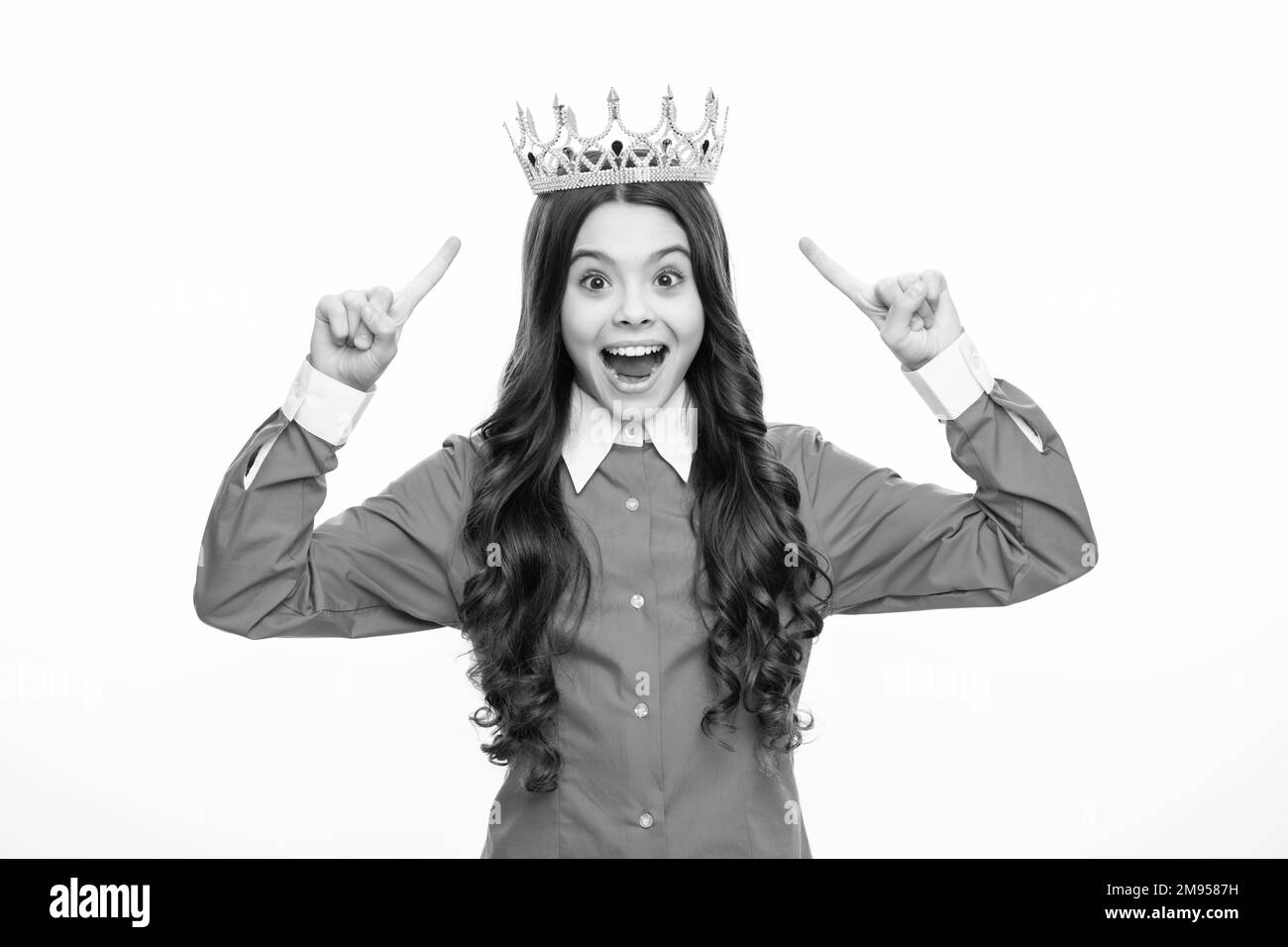 Visage excité. Fête des filles, drôle d'enfant dans la couronne. Enfant queen porter le diadem tiara. Joli petit portrait de princesse. Expression stupéfaite, gaie et heureuse. Banque D'Images