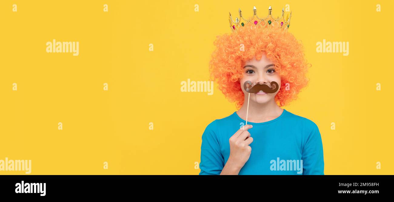 accessoires de fête. imaginez-vous princesse. drôle d'enfant avec la moustache de fête. Enfant adolescent drôle dans perruque, affiche de fête. En-tête de bannière, espace de copie. Banque D'Images