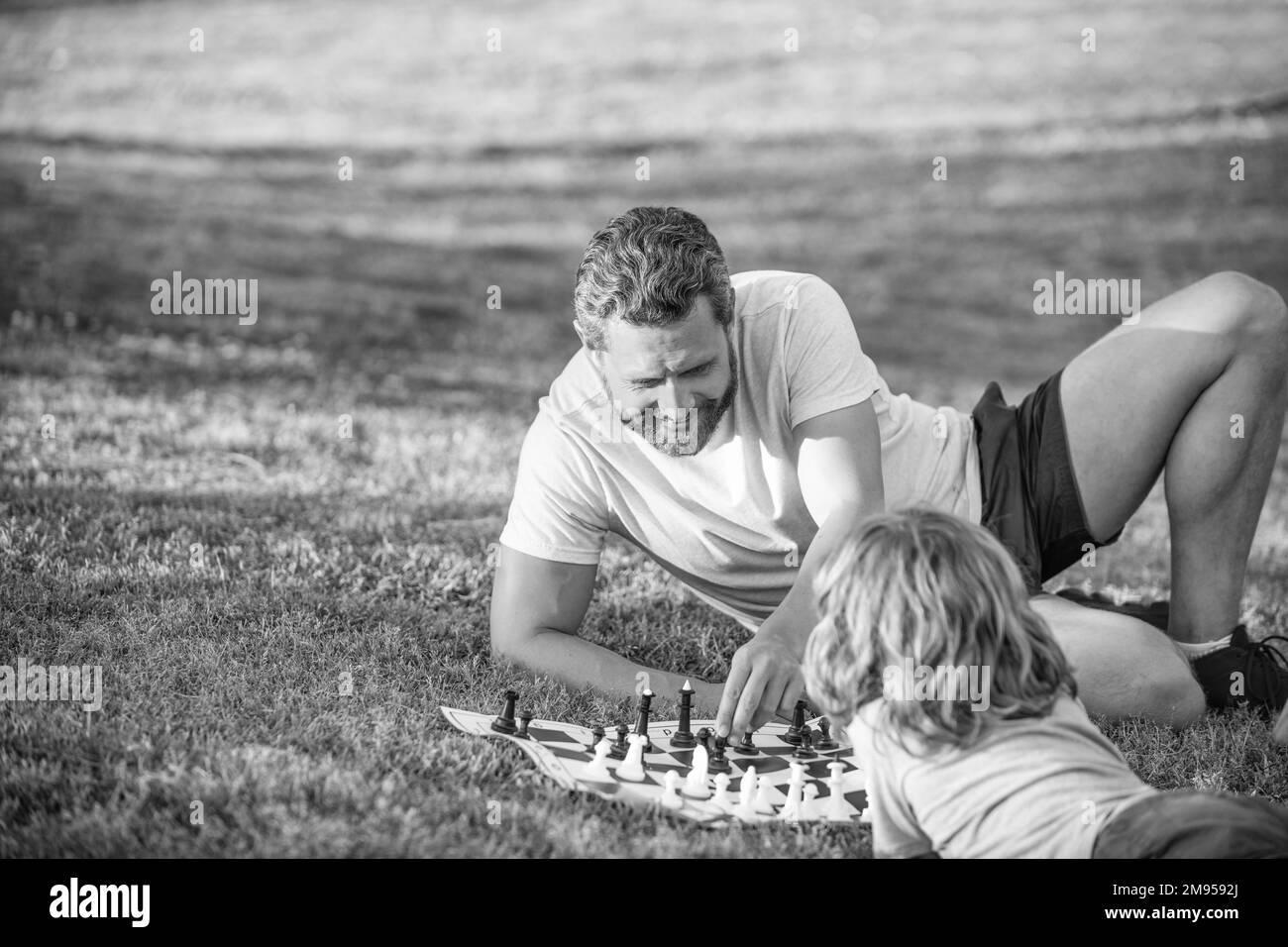 stratégique et tactique. tutelle. jeu de logique pour papa et garçon. jeu d'échecs pour père et fils Banque D'Images