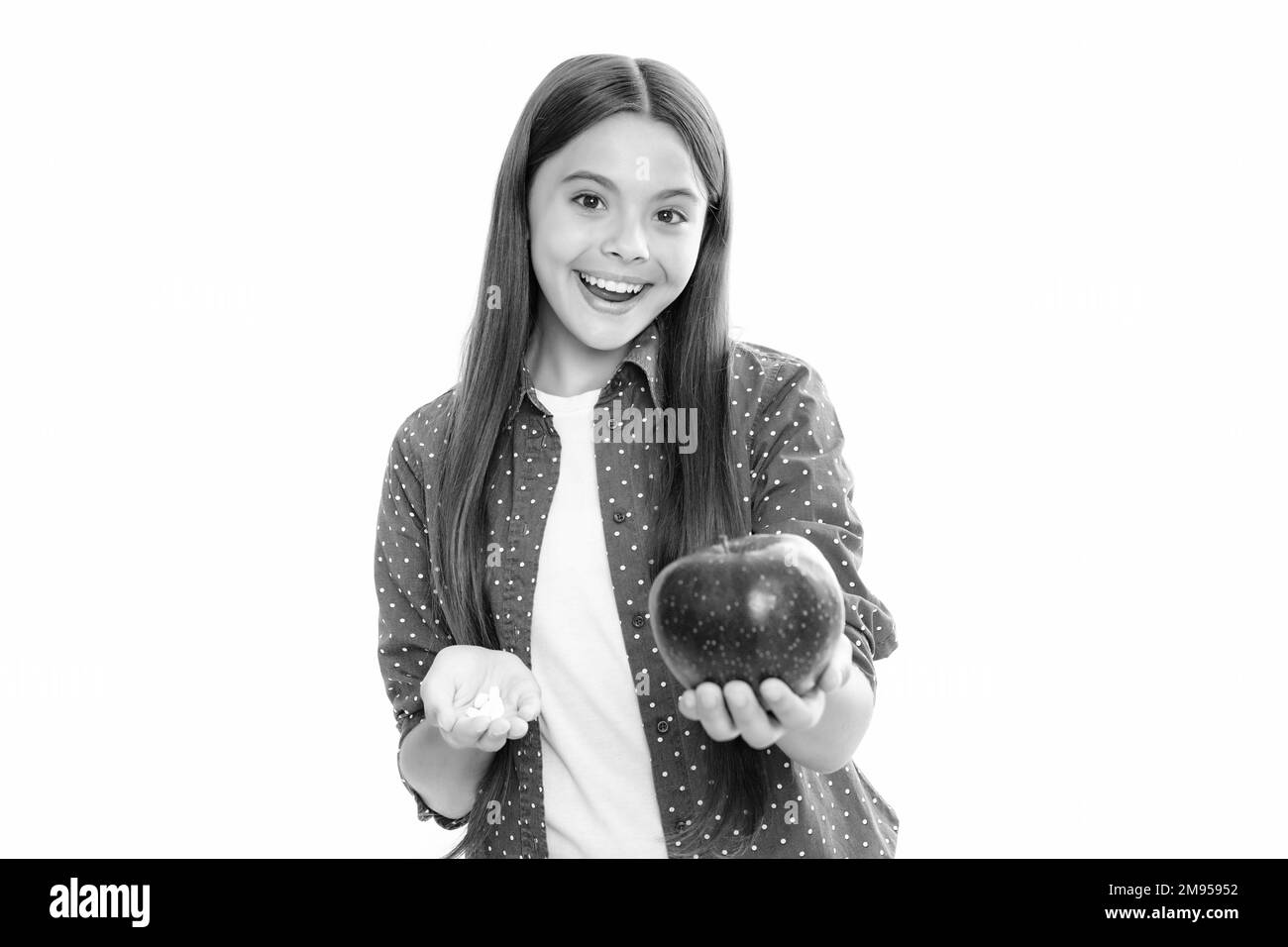 Jeune fille avec pomme et des additifs alimentaires naturels ou des pilules de vitamine, un mode de vie sain. Présentation d'un comprimé en forme de capsule pour enfants. Portrait de smili heureux Banque D'Images