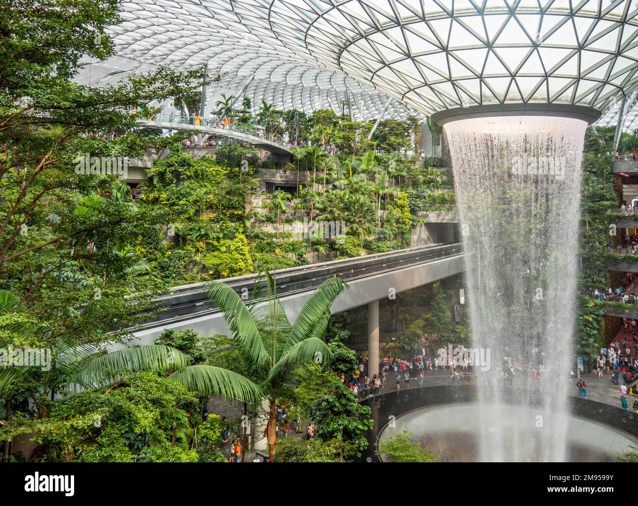 La plus haute cascade intérieure du monde, le Rain Vortex, au complexe de divertissement et de vente au détail de l'aéroport Jewel Changi de Singapour Banque D'Images