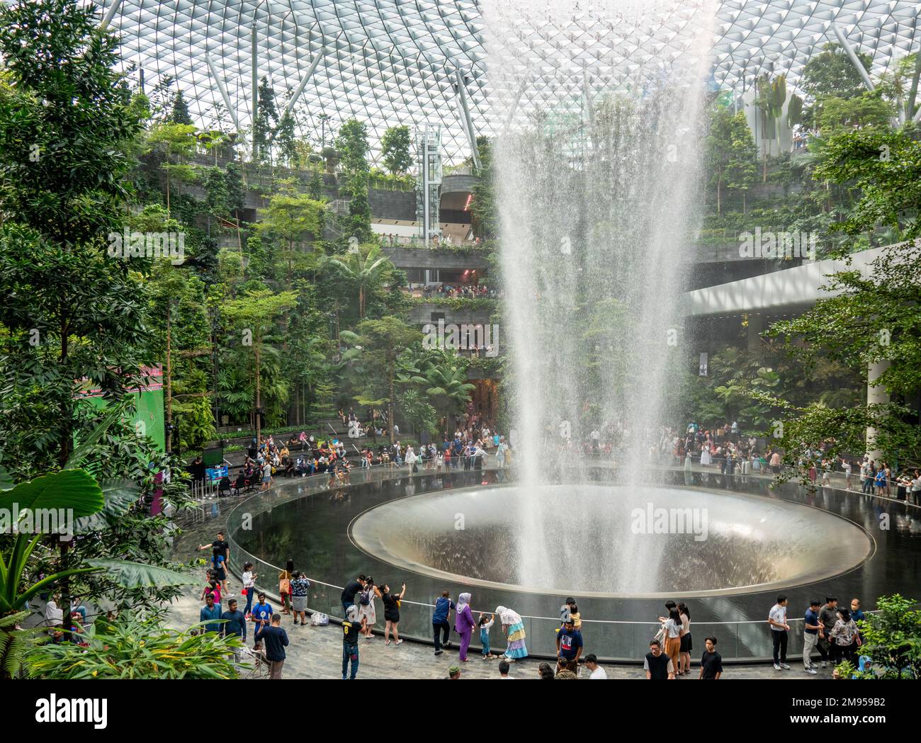 La plus haute cascade intérieure du monde, le Rain Vortex, au complexe de divertissement et de vente au détail de l'aéroport Jewel Changi de Singapour Banque D'Images