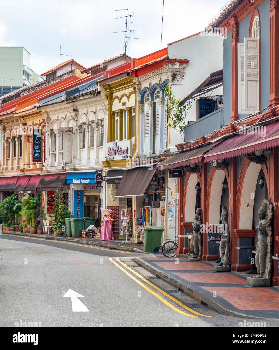 Rangée de boutiques traditionnelles colorées sur Norris Rd Little India Singapour Banque D'Images