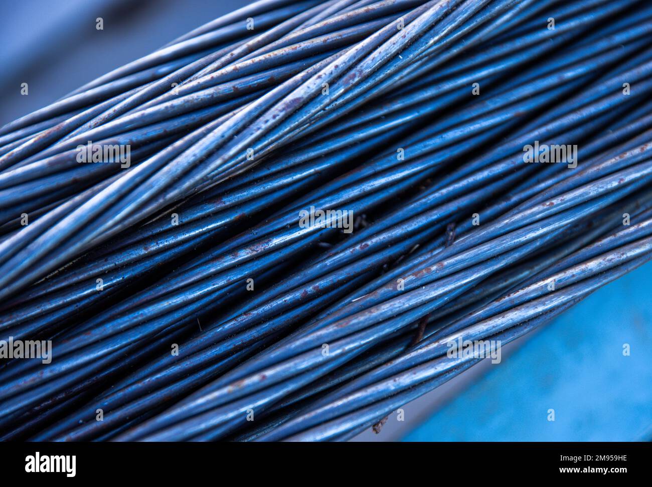 Sassnitz, Allemagne. 16th janvier 2023. Des câbles en acier maintiennent le futur pont de visiteurs Königsweg au-dessus de la falaise de craie 'Königsstuhl'. Sur la côte de craie de l'île de Rügen, la nouvelle dite Königsweg est abaissée dans sa position finale après la fermeture de l'ancienne plate-forme d'observation sur le rocher. Dès le printemps 2023, la structure suspendue d'un mât au-dessus de la hauteur de 118 mètres de Königsstuhl pourrait être ouverte aux visiteurs. Credit: Jens Büttner/dpa/Alay Live News Banque D'Images