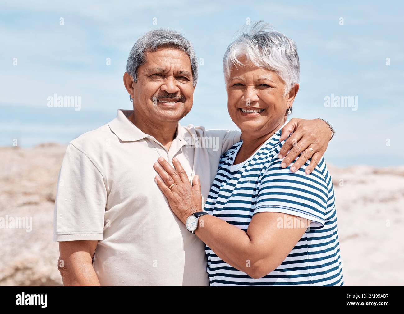 C'est ainsi que nous passons nos dimanches. un couple senior debout ensemble sur la plage. Banque D'Images
