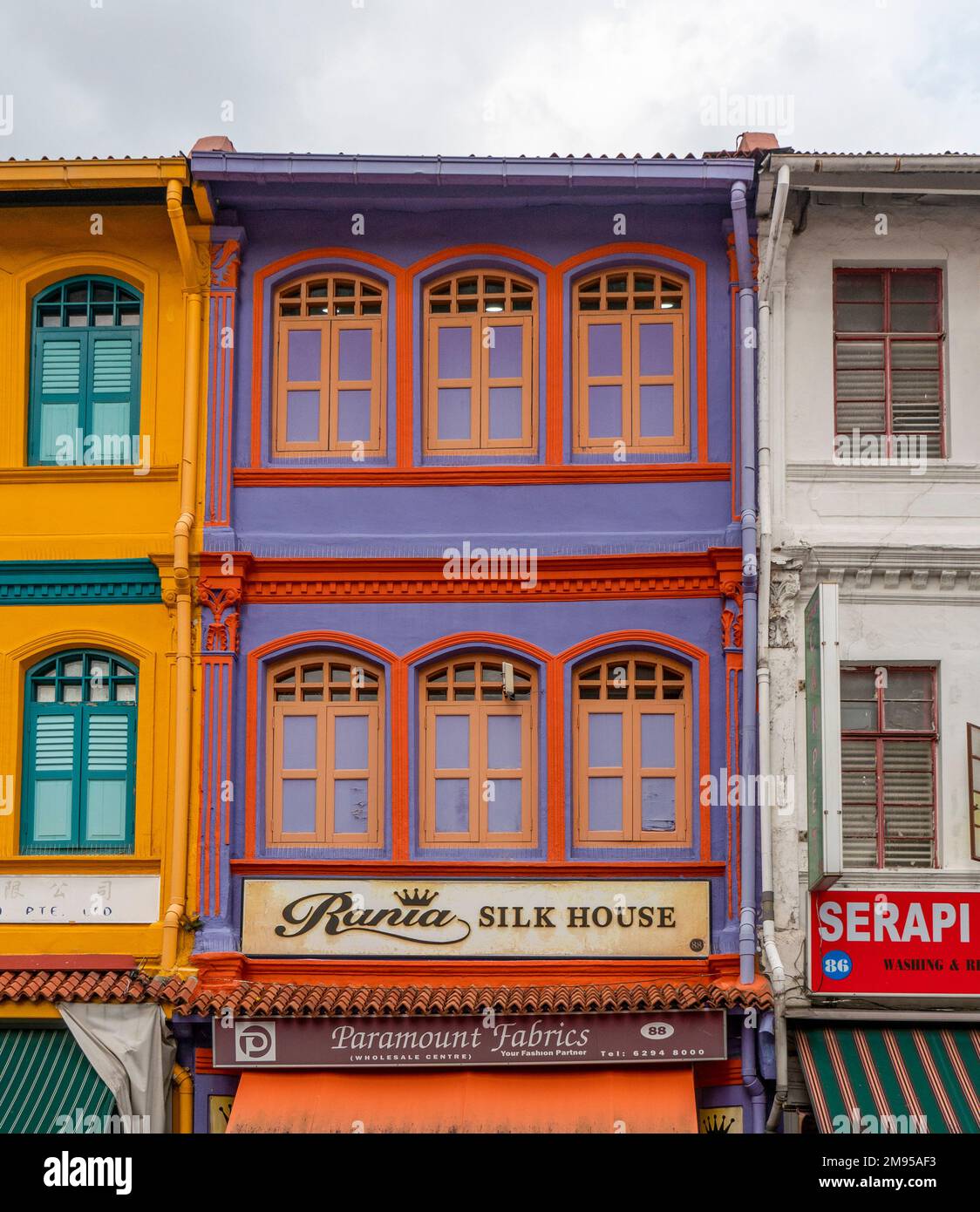 Niveau supérieur d'une rangée de shophouses colorées dans Arab St Kampong Glam Singapour Banque D'Images