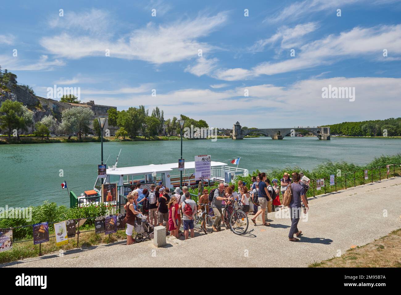 Avignon (sud-est de la France) : ferry "Rocher des Doms" sur le Rhône, service de bateau à aubes vers l'île de Barthelasse. Tourisme descendre de la bo Banque D'Images