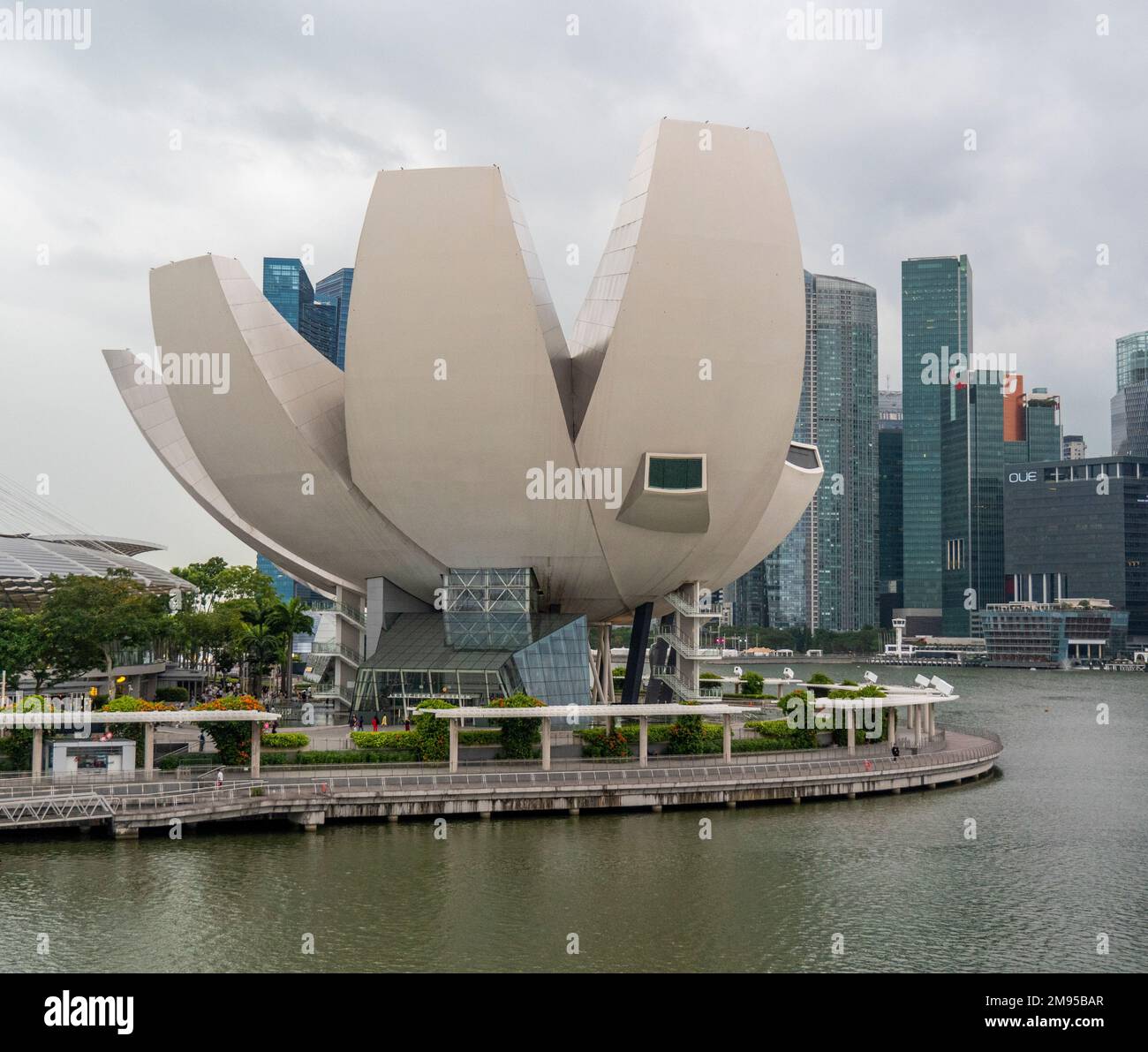 Marina Bay Sands Resort lotus en forme de musée ArtScience Marina Bay Singapore skyline en arrière-plan. Banque D'Images