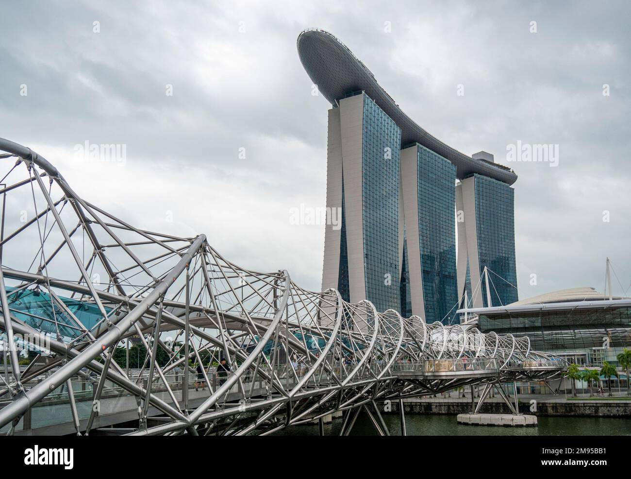 Marina Bay Sands Resort hôtel avec le pont piétonnier Helix Bridge au premier plan Marina Bay Singapore Banque D'Images