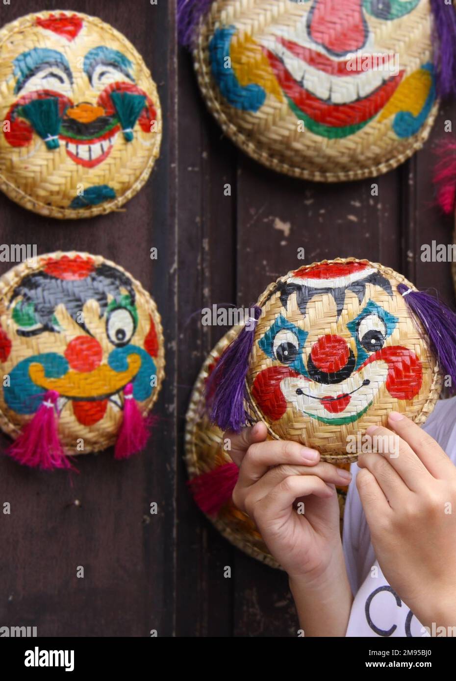 Masques traditionnels colorés faits à la main avec de la paille vendus à Ha Noi, Vietnam Banque D'Images