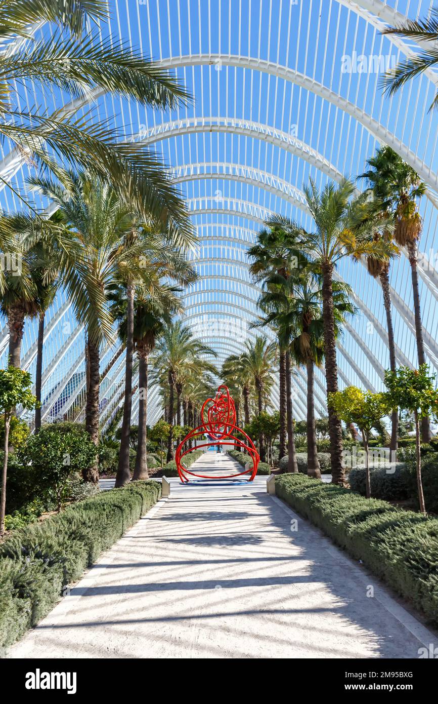 Valence, Espagne - 17 février 2022: Ciutat des Arts i les Ciencies avec l'Umbracle bâtiment architecture moderne par Santiago Calatrava portrait pour Banque D'Images